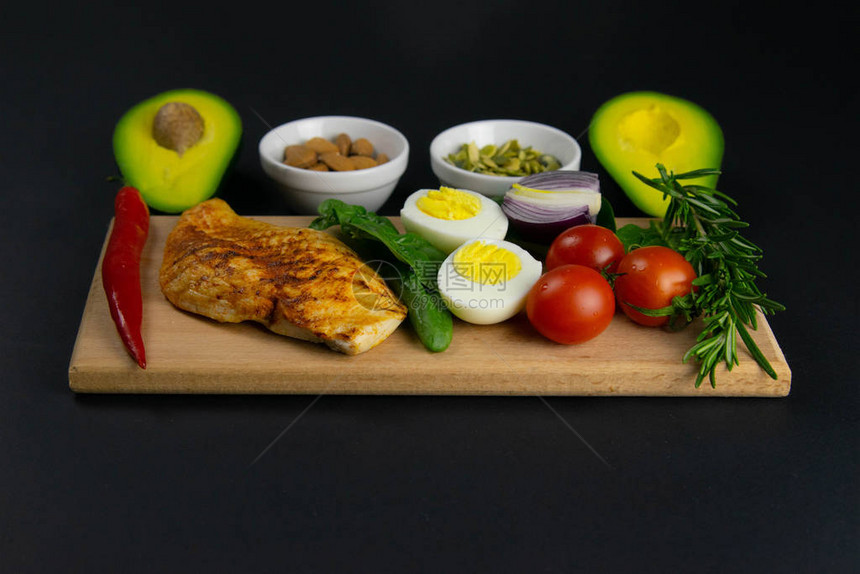 生酮饮食概念一套低碳水化合物生酮饮食的产品绿色蔬菜坚果鸡柳亚麻籽鹌鹑蛋樱桃番茄健康食品的概念图片