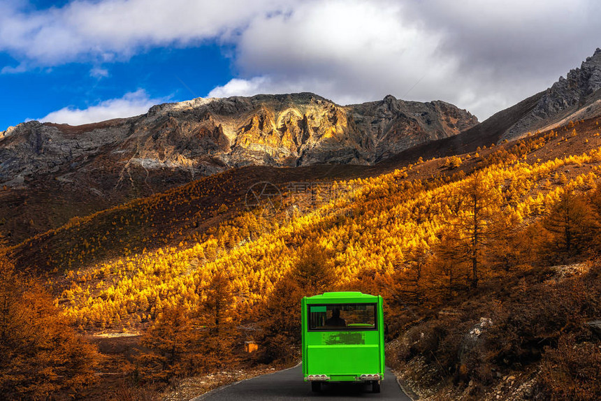 四川省西南道强县山林自然保护区秋季电动汽车在山上运行旅行和旅游名胜地点和里程碑概念图片