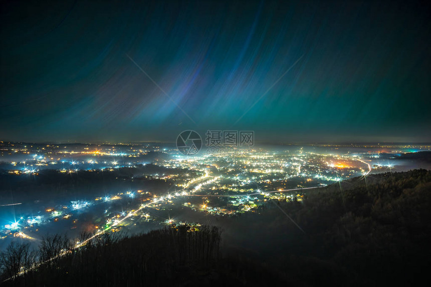 喀尔巴阡山脉的夜城上空的星空图片