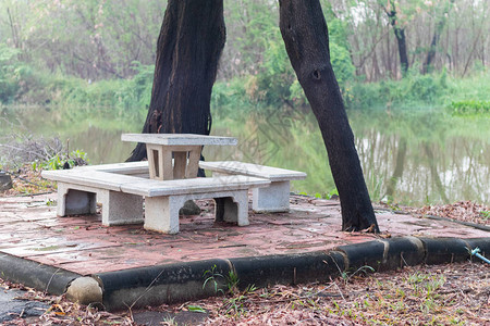 泰国池塘附近的户外大理石桌图片