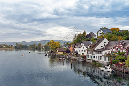 瑞士沙夫豪森莱茵河上一个历史小城镇SteinAmRh背景图片