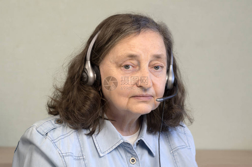 戴耳机的漂亮老妇人调度员接线员老年人工作退休人图片