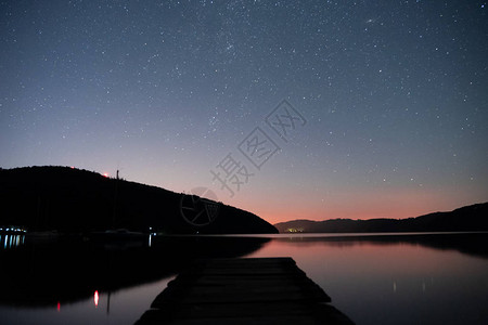 夜空在湖上图片