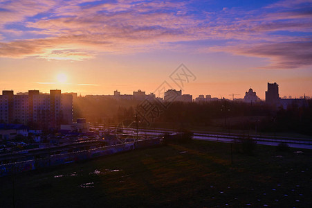 清晨城市天空的照片天气晴朗阳光明图片