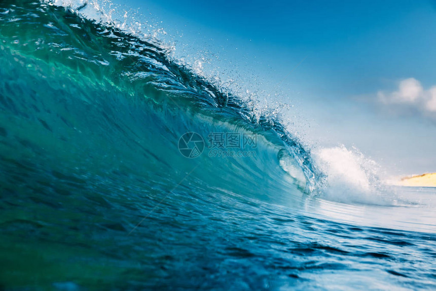 海洋冲浪的桶状波浪图片