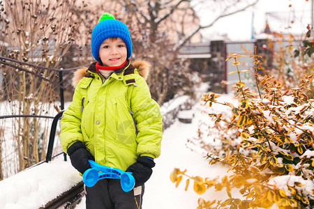 顽皮的小男孩在后院做雪球孩子在户外玩雪寒假快乐的童年享受多雪的冬图片