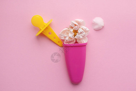 粉红色背景的冰淇淋雕塑中的玫瑰花瓣和精细花瓣文字空图片