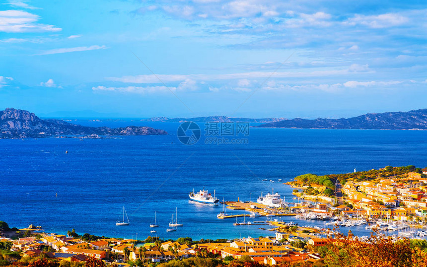 意大利撒丁岛地中海沿岸翡翠海岸LaMaddalena的全景和观夏季在撒丁岛的船奥尔比亚图片
