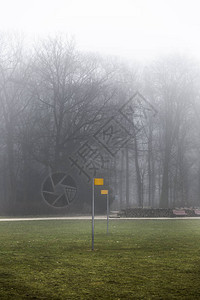 晨雾中静止不动的运动器材图片