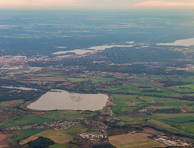 德国法兰德湖萨克罗普国土运河和Bornstedt镇上背景图片