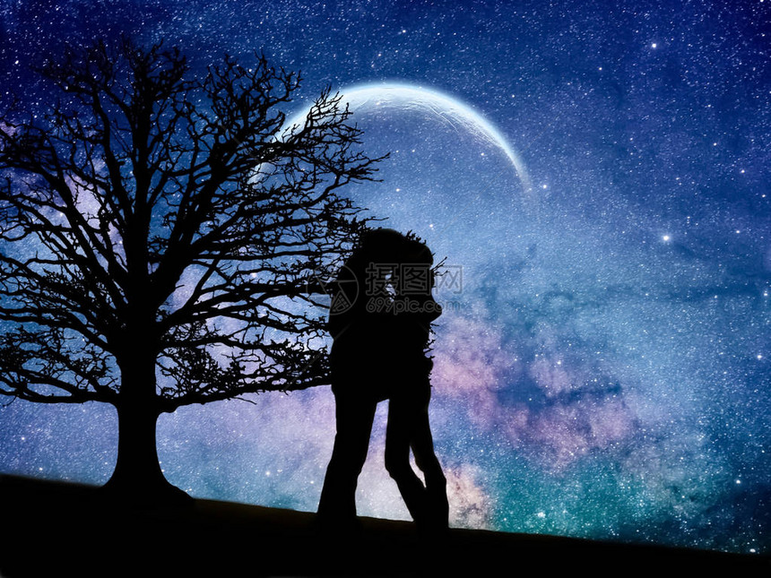 一对在月亮下相爱的情侣和银河系图片