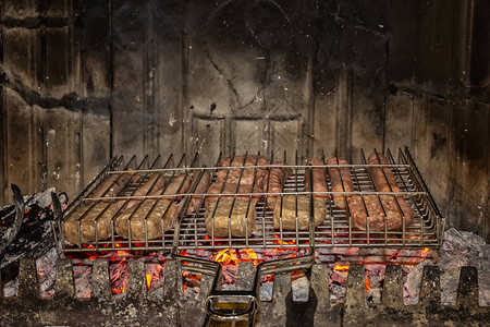 在壁炉里烤鲜肉做烧烤图片