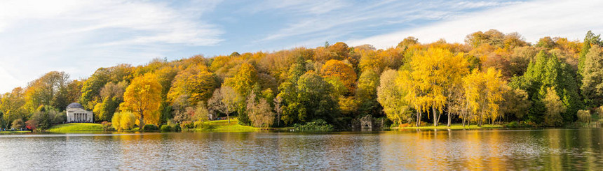 威尔特郡Stourhead花园湖周围秋色的全景照片图片