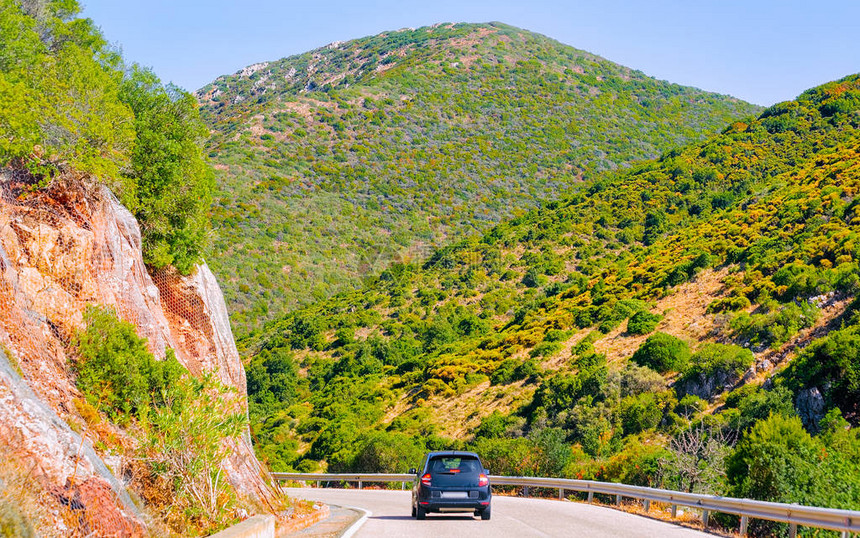 意大利夏天在撒丁岛的Carbonia公路上行驶的汽车运输在欧洲高速公路上行驶高速公路上的假日景观卡利亚里省背景上的山图片