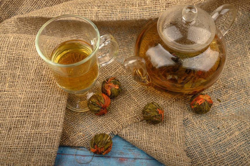 用玻璃茶壶冲泡的花茶一杯花茶和花茶球图片