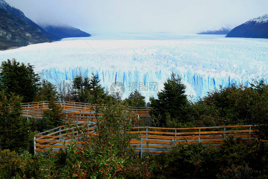 在阿根廷巴塔哥尼亚南美的洛斯格拉西亚雷斯公园绿树丛中观看阳台佩里托莫雷诺冰川令人难图片