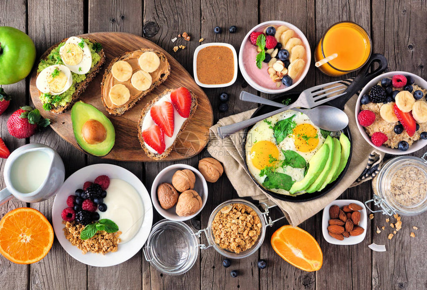 健康的早餐桌场景包括水果酸奶燕麦冰淇淋营养烤面包和鸡蛋棒片木本图片