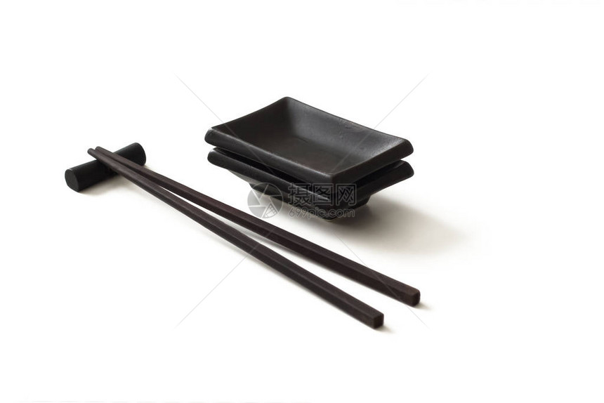 白色孤立背景的辣酱和木筷子陶图片