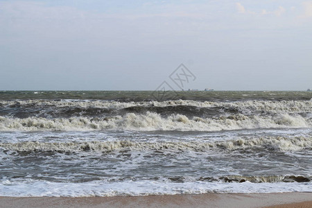 海浪在海上的暴风雨中图片