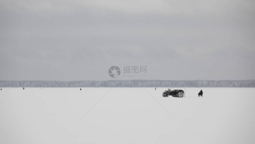 冬季冰上钓鱼自然背景图片