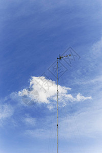 高耸立的高频无线电天线图片