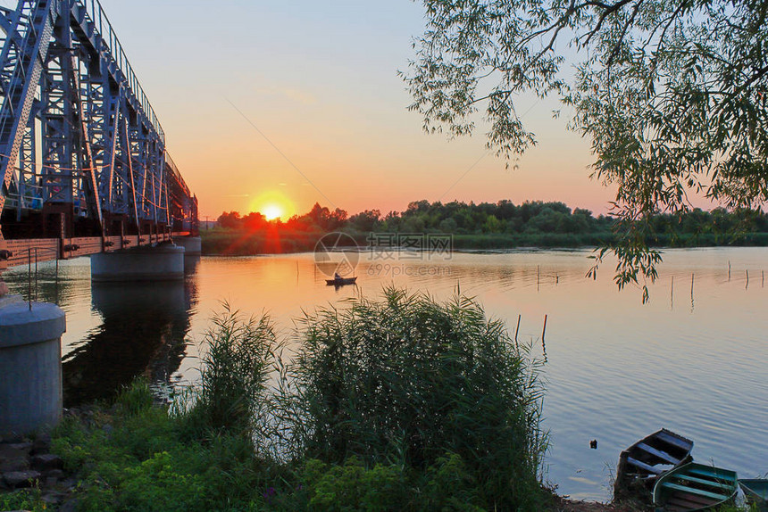 这张照片是在乌克兰的一条叫做南虫的河上拍摄的一座古老的铁路桥架在河对岸照片中图片