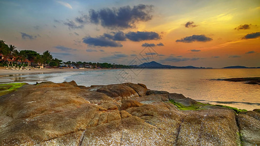 大海和云彩的日落景观夏天空太阳图片