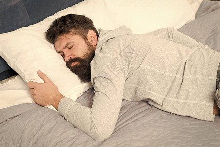 睡眠唤醒稳态跟踪您对睡眠的需求男人在家里在深度睡眠期间图片