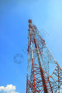 红色和白电信塔移动电话信号塔与亮蓝图片