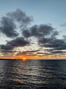 与云彩和太阳的日落海风景图片
