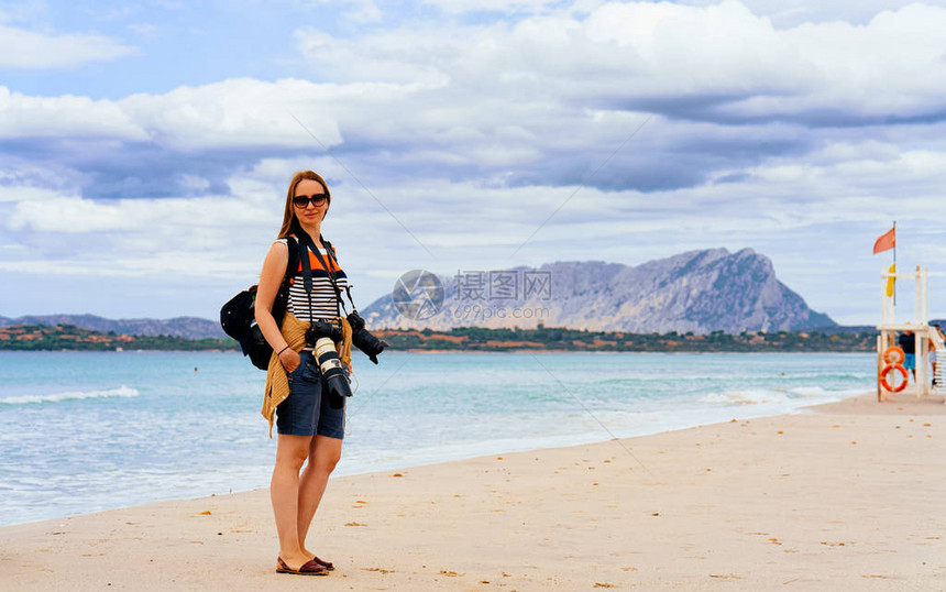 夏天在意大利撒丁岛的LaCinta海滩和地中海和Tavolara岛上与女孩一起景观与妇女在撒丁岛撒丁岛海滩上的风景奥尔比亚图片