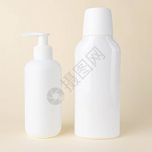 两个没有的白色化妆品瓶在浅色柔和的背景上用于样机复制空间极简主义的瓶子美容背景图片