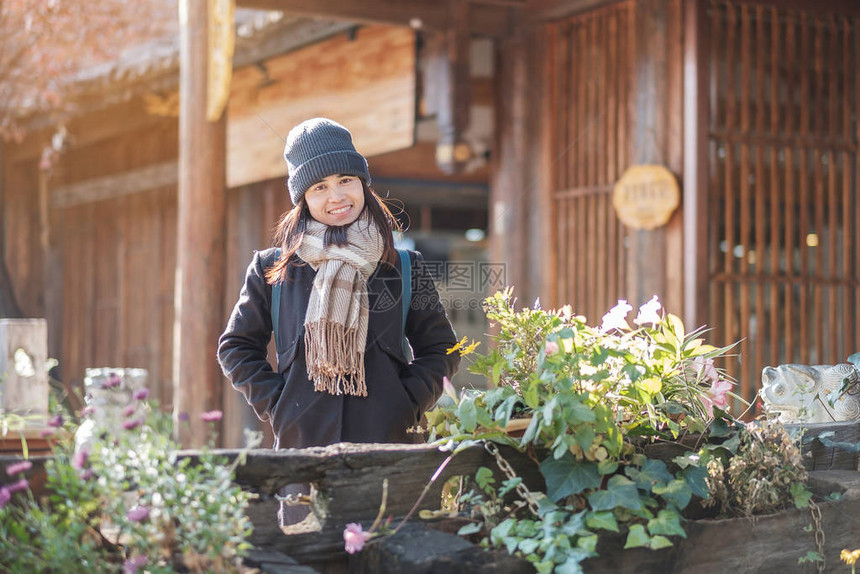 快乐的年轻女游客在丽江古城广场街旅行图片