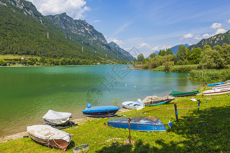 夏月伊德罗湖风景图片