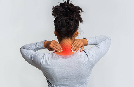 患有颈部疼痛的非洲女孩宫颈癌征候脊背景图片