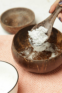 制作零浪费无毒身体磨砂膏DIY咖啡糖椰子油身体磨砂膏是去角质和滋润肌图片