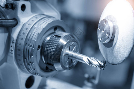 CNC程序控制刀具制造机床的操作刀具切削磨过程由CNC程序控制图片
