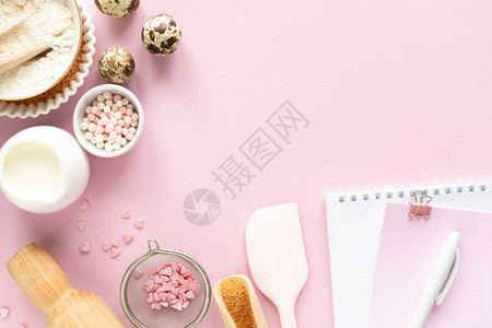 在柔和的粉红色柔和背景上烘烤的食品配料框架烹饪平铺有复制空间顶视图烘图片