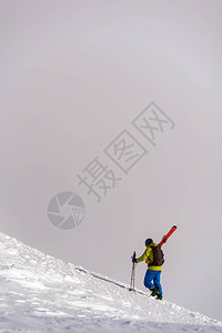 滑雪者步行爬山图片