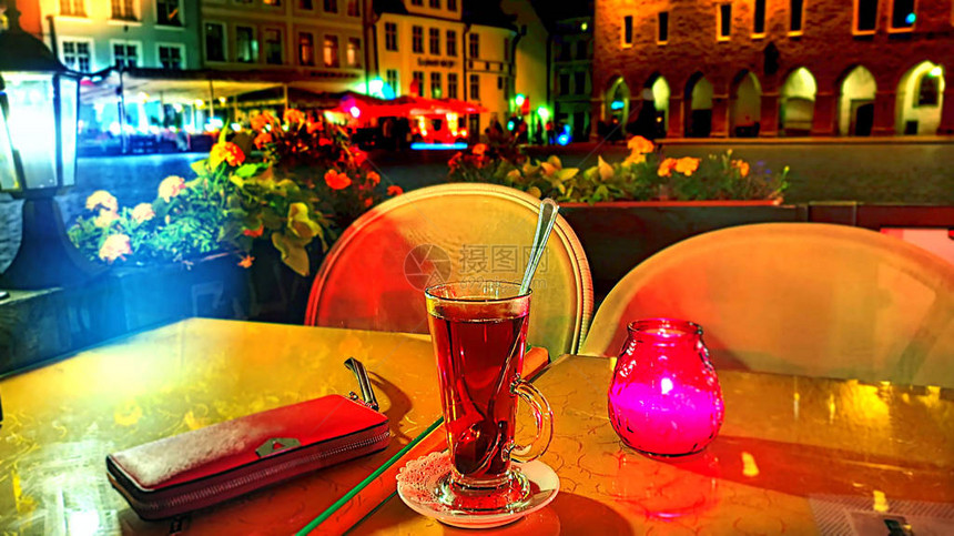 夏夜街咖啡厅茶桌顶杯及花朵在塔林老城开放浪漫餐厅前往爱沙尼亚欧洲中世纪城市的周六旅行T图片