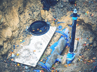 修理地下破碎管道更换家庭用水供应新设备图片