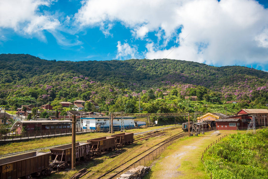 巴西圣保罗帕拉纳皮亚卡巴火车站老铁路车厢和铁路在热带绿山中的历史英国村庄圣安德烈区的农图片