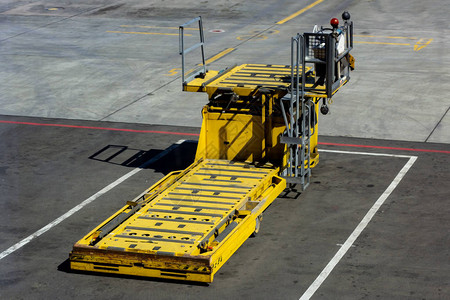 机场枢纽行李的黄色货运图片