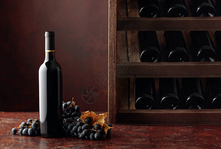 红酒和葡萄在酒窖里免图片