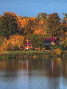 明亮的秋天风景湖上图片
