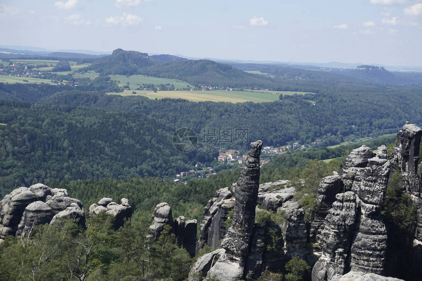 从斯克拉姆斯坦的观点来看施拉姆斯泰因岩石在瑞士图片