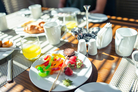 在酒店餐厅享用新鲜美味的早餐户外咖啡厅早餐供应美味可口的羊角面图片