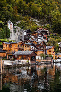奥地利阿尔卑斯山著名的哈尔施塔特山村风景如画的明信片景观图片