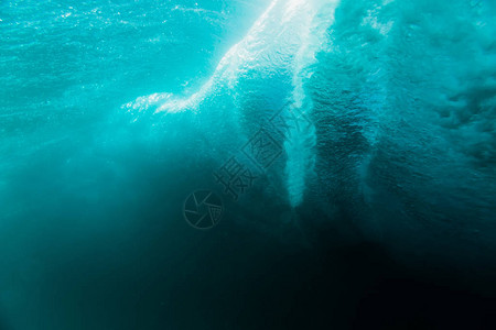 水下有气泡的波浪在水崩溃高清图片素材