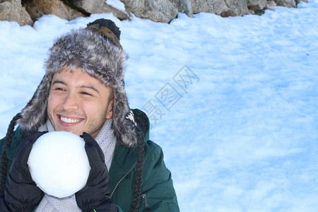 即将扔雪球的顽皮男背景图片